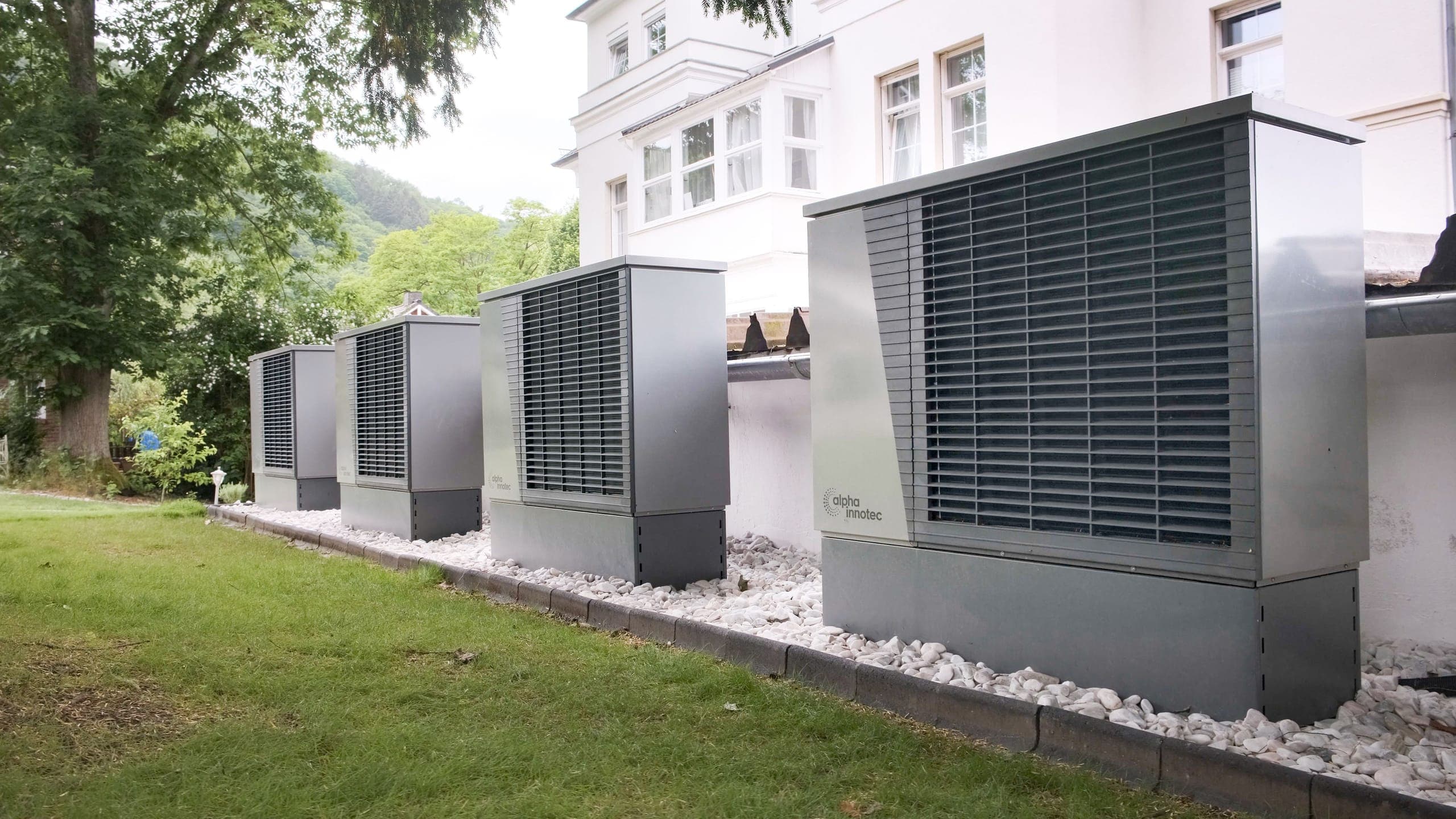 Water Chillers, Coolers &
Heat Pumps
